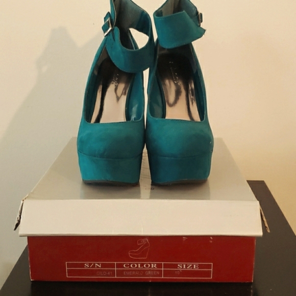 Breckelle's emerald green platform/wedged suede shoe with ankle strap. - Picture 1 of 5
